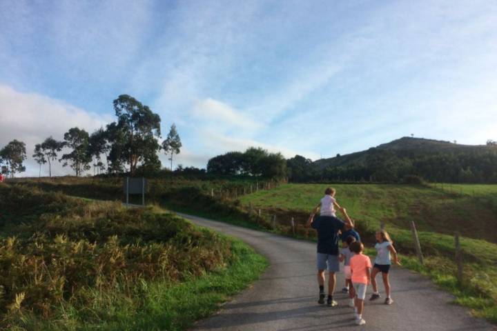Rutas por Cantabria: Camino de la ruta de Liendo. Foto: Johanna Saldón