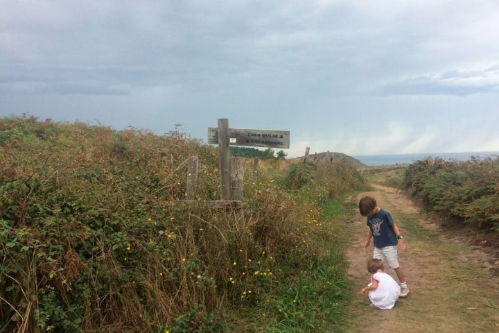 Rutas por Cantabria: Camino de la ruta de Isla. Foto: Johanna Saldón