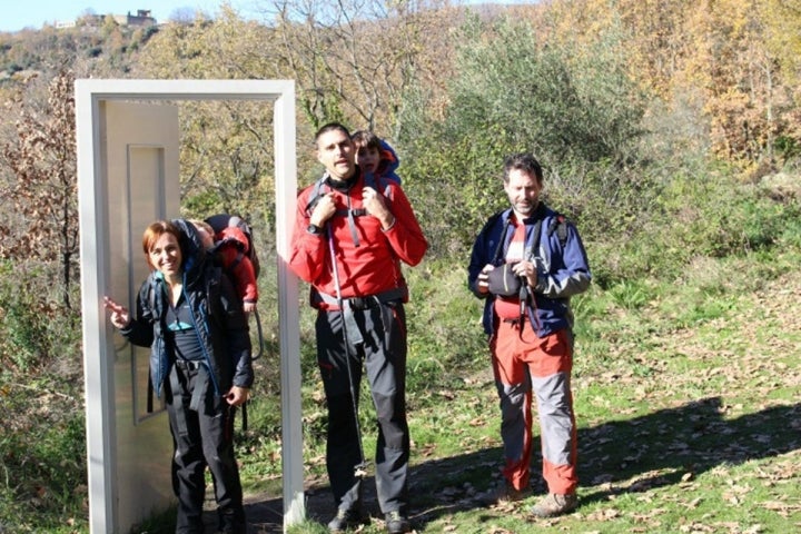 Atravesando puertas en uno de los caminos.