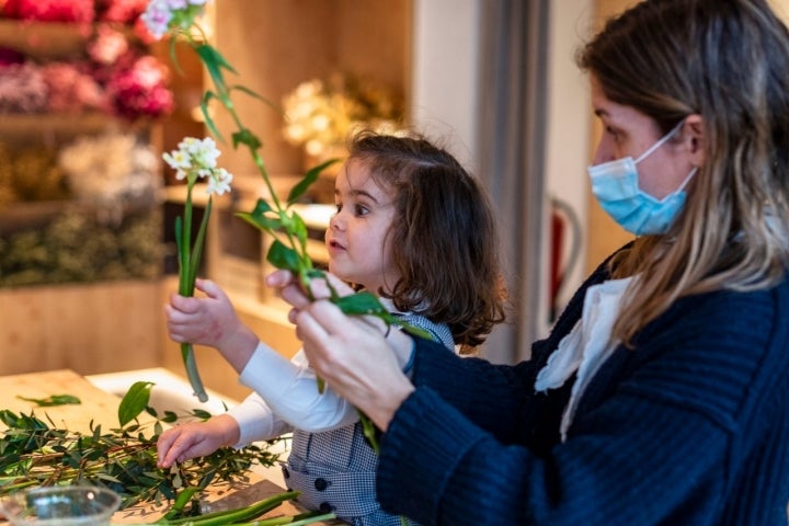 Niña con flor