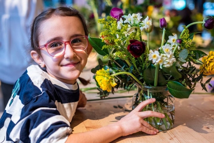 Niña con flores