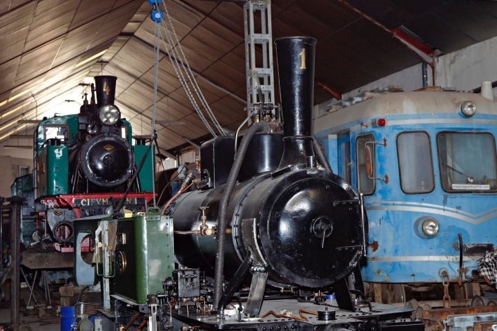 En una de las naves, los voluntarios reparan las locomotoras de vapor para tenerlas a punto.