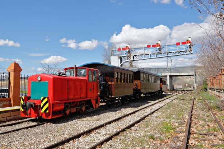 El ferrocarril llegando a la estación de La Poveda.