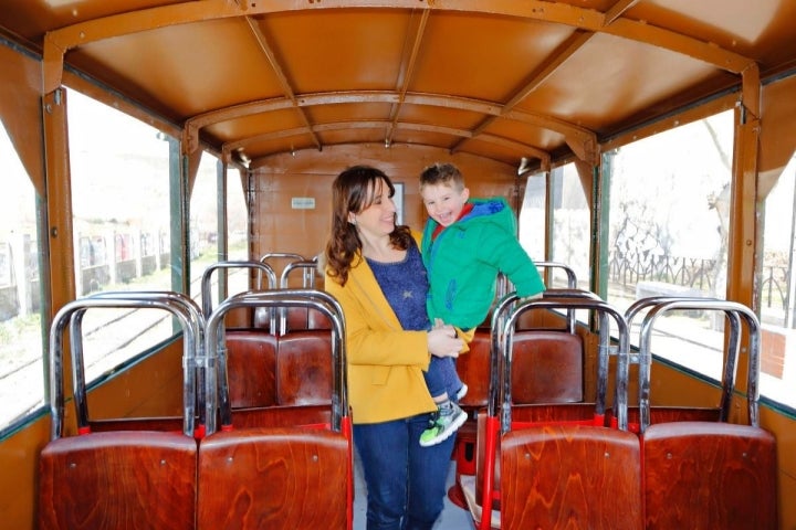 Los asientos del tren lanzadera son los que se utilizaban en el metro en los años 60.