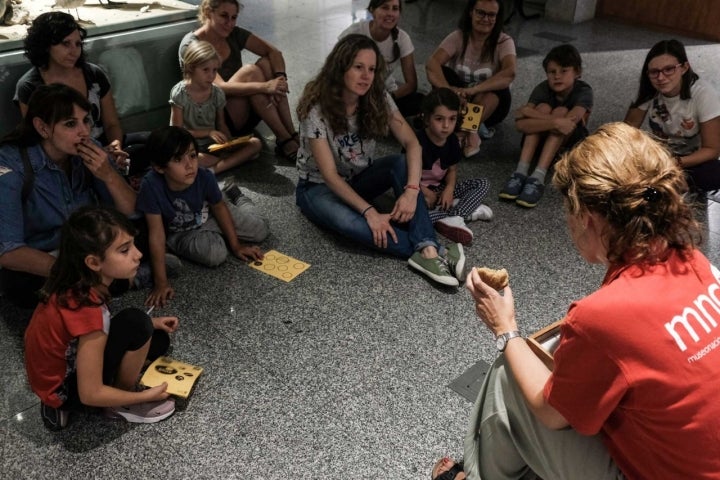 Durante la noche, una de las educadoras explica los secretos del dragón de komodo.