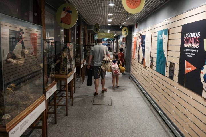Atravesar los pasillos del museo con la esterilla y el saco para pasar la noche, emocionante.