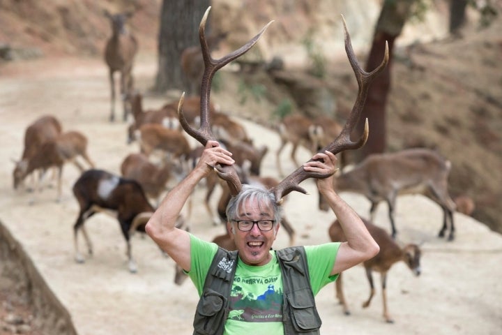 antonio calvo explica a los visitantes con unos cuernos de ciervo en la mano