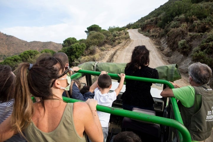 visitantes en el jeep recorriendo la ecoreserva de ojen