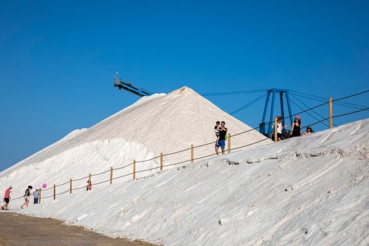 Las montañas de sal se confunden a primera vista con montañas de nieve.