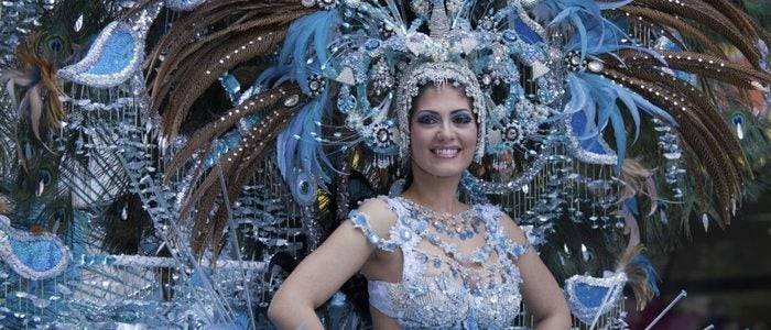 Los trajes de las reinas del carnaval están llenos de brillo y color.