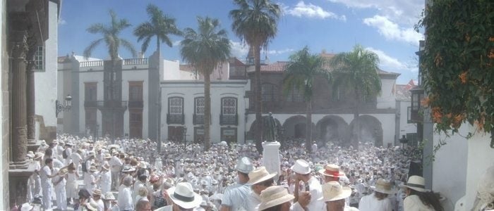 Día de indianos: todos de blanco y tirando polvos de talco. Foto: Flickr, Miguel Guerra.