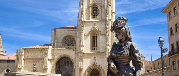 Estatua La Regenta con la catedral detrás.