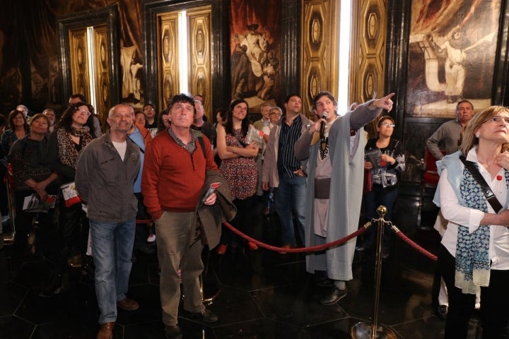 Visita teatralizada durante la diada de Sant Jordi.