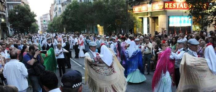 Baile de chotis en las fiestas de La Paloma. / Cedida por: Ayuntamiento de Madrid.