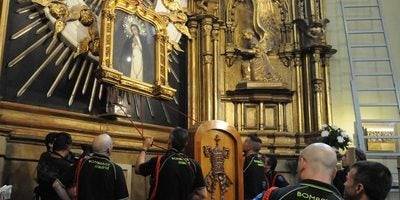 Bomberos descolgando la imagen de la virgen de La Paloma. / Cedida por: Ayuntamiento de Madrid.