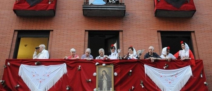 Balcón de un edificio durante las fiestas de La Paloma.