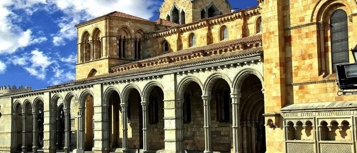 Fachada de la basílica de San Vicente de Ávila.