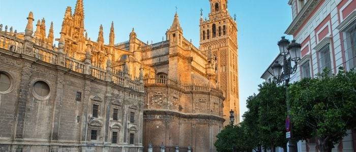 Catedral de Sevilla con la Giralda.