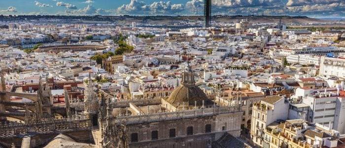 Sevilla es para vivirla desde abajo y contemplarla desde las alturas.
