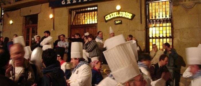 La sociedad gastronómica de Gaztelubide son los encargados de abrir cada año la Tamborrada. Foto: Flickr, Anthony Patterson.