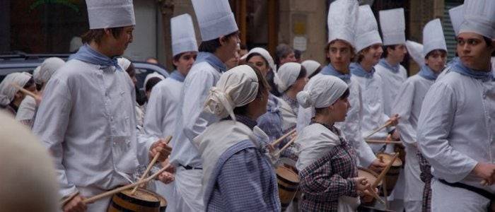 Cocineros con sus barriles durante la tamborrada. Foto: Flickr, Estitxu Carton.