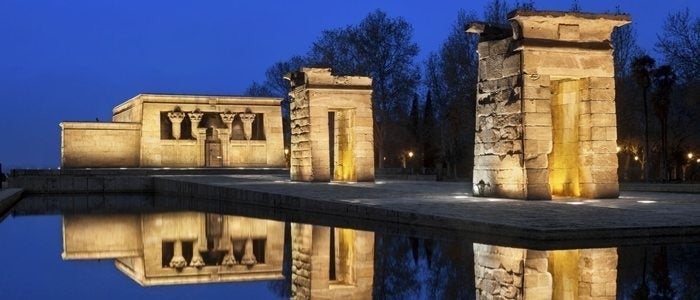 Templo de Debod iluminado durante la noche, Madrid.