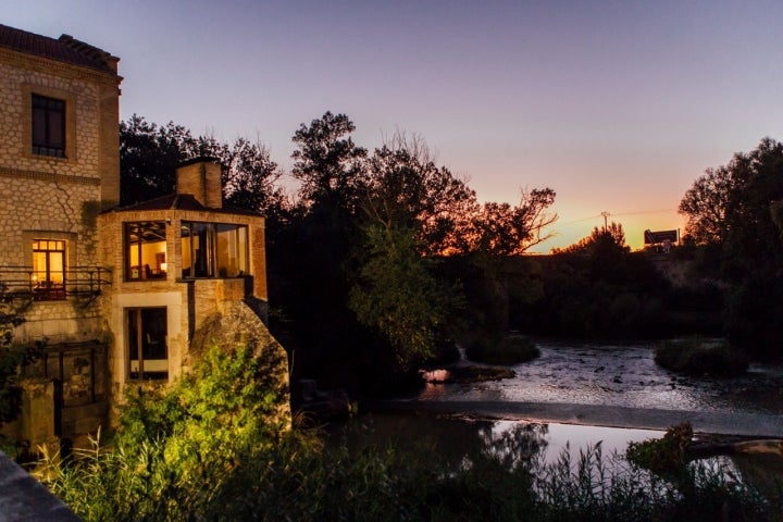 El hotel 'Fuente Aceña' al anochecer, junto al río Duero.