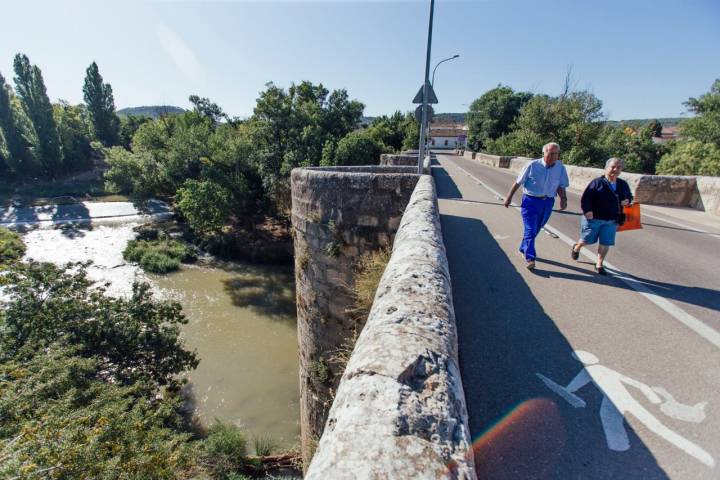 El puente renacentista marca la frontera entre Quintanilla de Onésimo y Olivares del Duero.