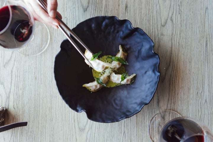 'Gyozas' rellenas de pollo de corral con curri.