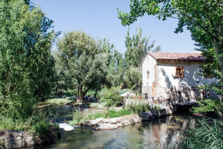 El restaurante se encuentra en un antiguo molino harinero junto al río Duratón.