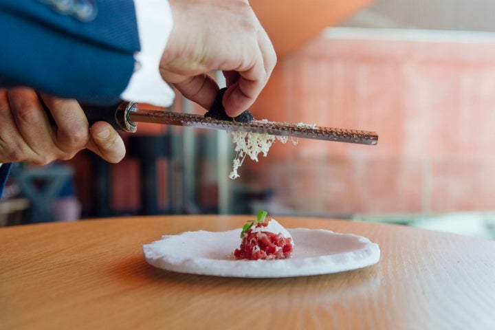 Tartar de buey con queso azul y trufa de verano.