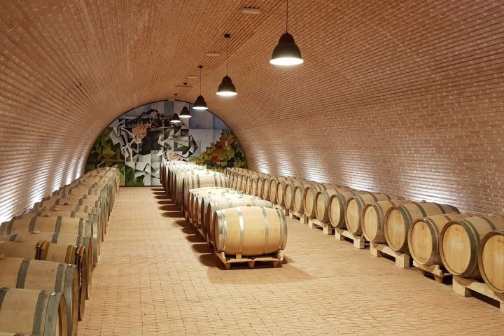 El mural de Julio Sendino adorna la sala de barricas de la bodega. Foto: 'Valdemonjas'.