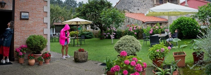 La 'Posada de Muño', sin pretensiones y agradable. La lluvia marcará el desayuno en el patio, como siempre en el Norte. Foto: Sofía Moro.