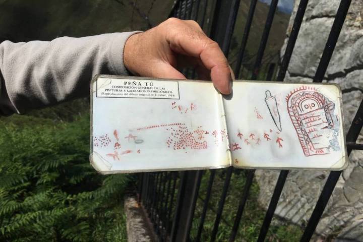 El guía del Ídolo de Peña Tú explica la magia del lugar con libreta en mano. Foto: Ana Cañil.