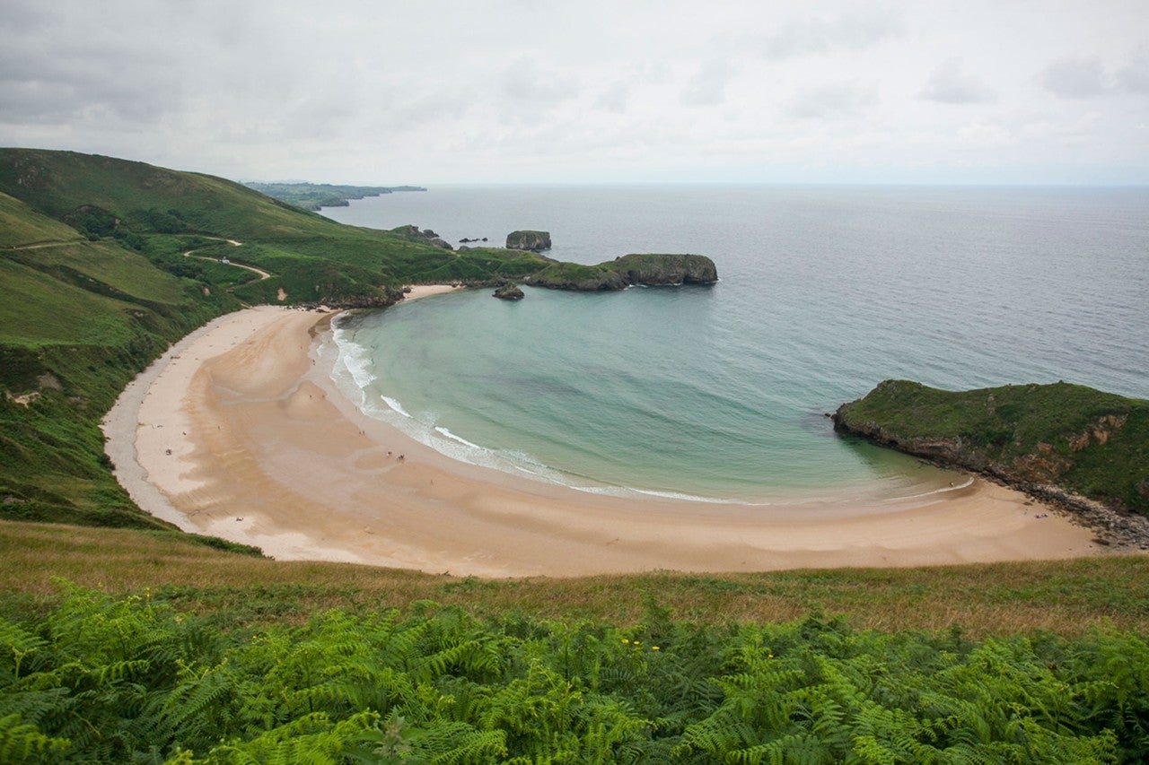 Perderse en la playa de Torimbia y olvidarse del mundo. Foto: José García.