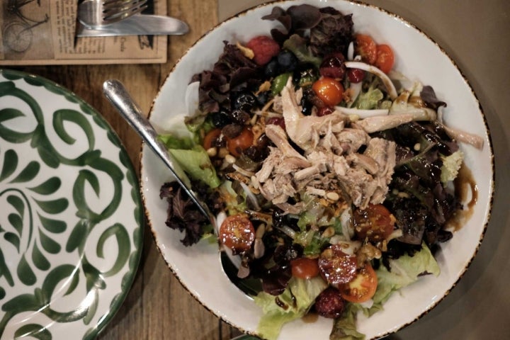 Ensalada de perdiz escabechada en el restaurante 'El Labrador' de Jarandilla de la Vera, Cáceres