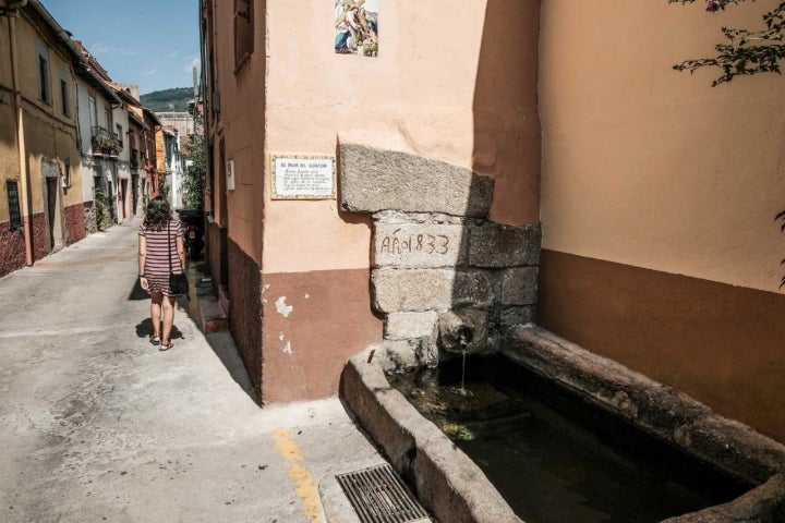 Paseo por una calle de Jarandilla de la Vera con fuente