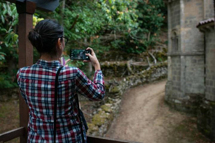 Una mujer hace una foto en el Monasterio de Santa Cristina de Ribas de Sil.
