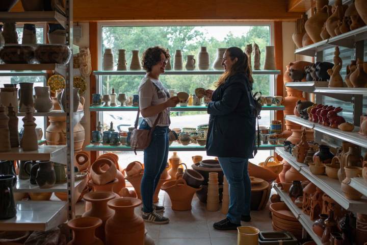 Dos mujeres comprando en 'Alfarería Agustín' de Niñodaguia