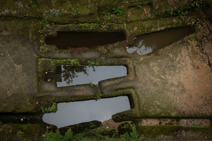 Sepulturas excavadas en la roca en el monasterio de San Pedro.