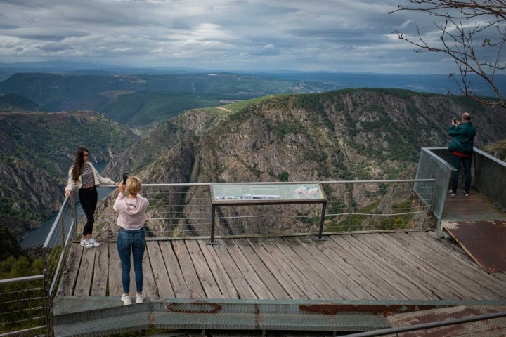 Mirador de Cabezoás colgado sobre el cañón del Sil