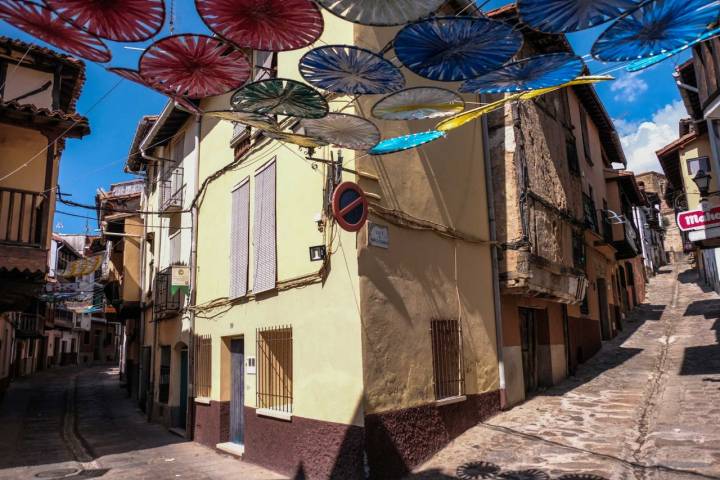 Calles de Valverde de la Vera donde se aprecia la tradicional arquitectura