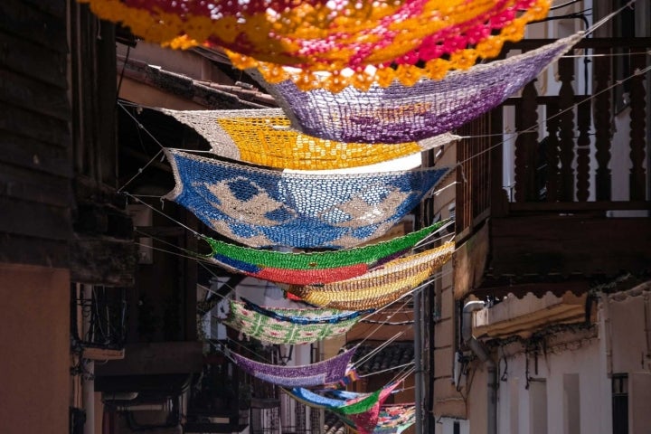 Tapices tejidos de colores en las calles de Valverde de la Vera, Cáceres