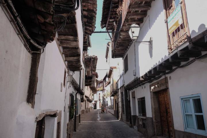 Calle con arquitectura típica verata en Villanueva de la Vera