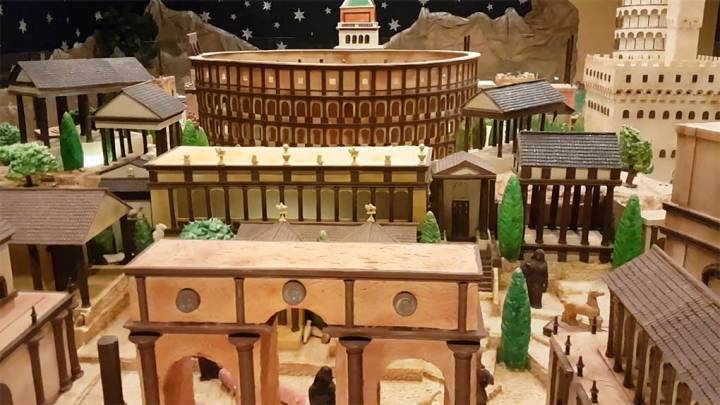 Este Coliseo romano solo resistirá en pie lo que dure la Navidad.