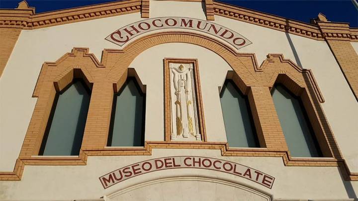 Atravesar la fachada principal de Chocomundo supone un viaje a los orígenes de este oscuro y dulce manjar.