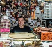 Antonio Fernández, dueño de la tienda 'Aromas de Extremadura' en Jarandilla de la Vera, Cáceres