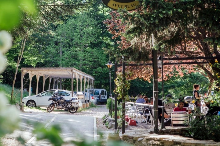 En la terraza del 'Avet Blau' coinciden motoristas y excursionistas. Desde el restaurante parte un sendero hacia el Pantano de Santa Fe del Montseny.