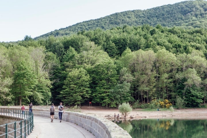 Es posible -y recomendable- rodear el Pantano de Santa Fe del Montseny.