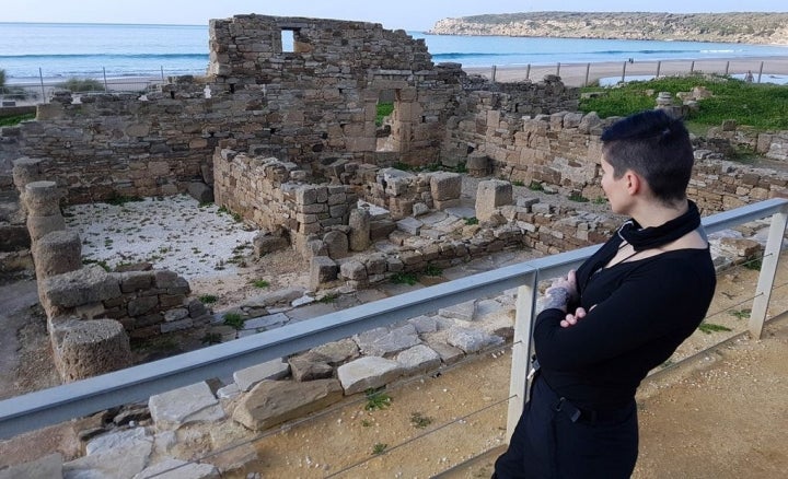 Clara frente a las ruinas de Baelo Claudia.